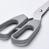 Schere mit grauen Kunststoffgriffen und Klingen aus rostfreiem Stahl, die sowohl für Rechts- als auch für Linkshänder geeignet sind. Hochwertiges Multitool für verschiedene Aufgaben.