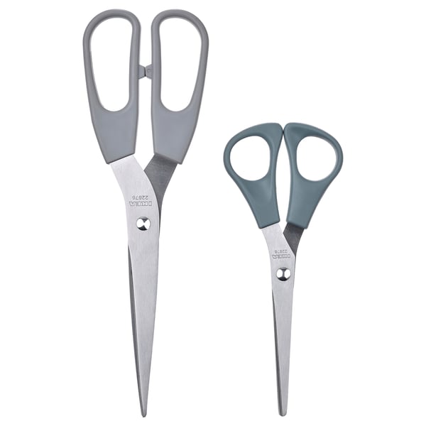 Zwei Scheren, eine graue, eine grünlich-graue, Klingen aus rostfreiem Stahl, ergonomische Kunststoffgriffe, Rechts-/Linkshänder-Design.