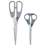 Zwei Scheren, eine graue, eine grünlich-graue, Klingen aus rostfreiem Stahl, ergonomische Kunststoffgriffe, Rechts-/Linkshänder-Design.