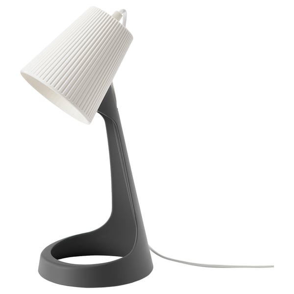 SVALLET-Lampe: grauer, gerippter weißer Schirm, gebogener Ständer, recycelter Kunststoff.