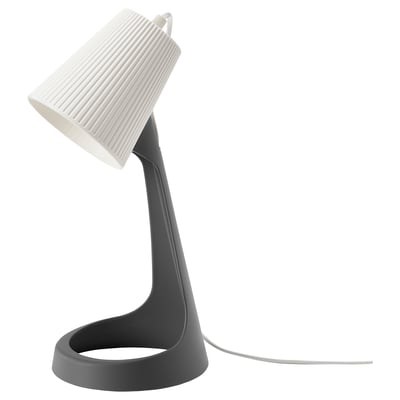 SVALLET-Lampe: grauer, gerippter weißer Schirm, gebogener Ständer, recycelter Kunststoff.