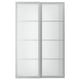 Option: Ein SVARTISDAL-Kleiderschrank mit Milchglastüren in Weiß. Die Design-Schiebetüren mit Aluminiumrahmen und gehärteten Glasscheiben.