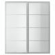 Option: Ein moderner, silbergerahmter Glasschrank mit Schiebetüren. Die Türen haben Milchglasscheiben und ein schlankes, stromlinienförmiges Design.