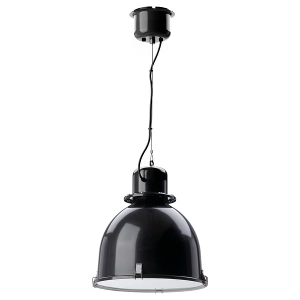 Eine SVARTNORA Pendelleuchte in Schwarz. Sein industrielles Design besteht aus einem Stahlschirm und einem Diffusor aus Acryl, die an einer Edelstahlkette aufgehängt sind.
