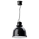 Eine SVARTNORA Pendelleuchte in Schwarz. Sein industrielles Design besteht aus einem Stahlschirm und einem Diffusor aus Acryl, die an einer Edelstahlkette aufgehängt sind.