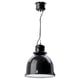 Eine SVARTNORA Pendelleuchte in Schwarz. Sein industrielles Design besteht aus einem Stahlschirm und einem Diffusor aus Acryl, die an einer Edelstahlkette aufgehängt sind.