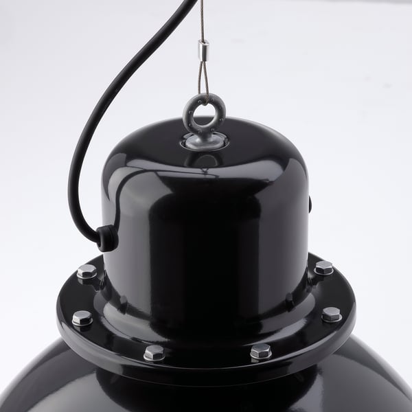 Schwarze Industrie-Deckenleuchte mit glänzender Oberfläche, aufsteckbarer Kette und Metallschrauben am Sockel.