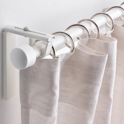 Lichtvorhänge hängen an einem Metallstab mit mehreren Ringen, Clips und Haken zum einfachen Schieben.