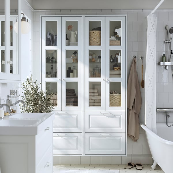 Weißer TÄNNFORSEN Badezimmerschrank - hoch, mehrere Regale und Schublade, Glastüren, platzsparend.