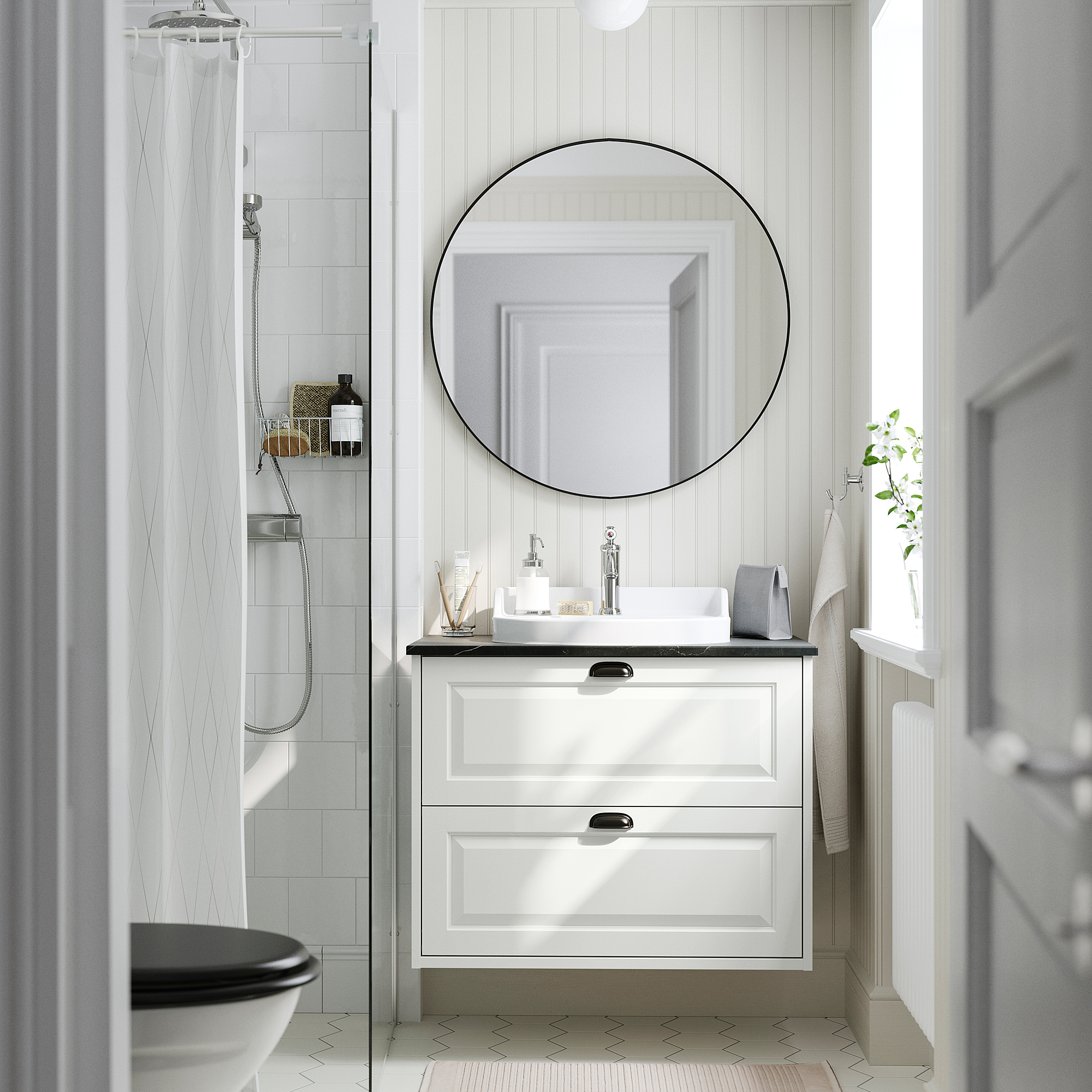 Modernes weißes Badezimmer mit TÄNNFORSEN Waschtisch, Spiegel, Waschbecken, WC.