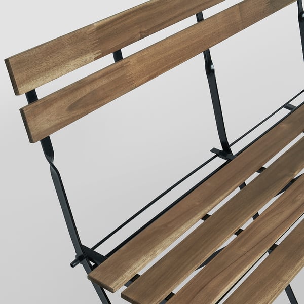 2-Sitzer-Bank aus Holz mit schwarzem Metallgestell, das von hochwertiger Verarbeitung und robustem Design zeugt.