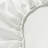 Weißes Bettlaken mit elastischem Rand, mit hochwertigen Nähten und tailliertem Design.