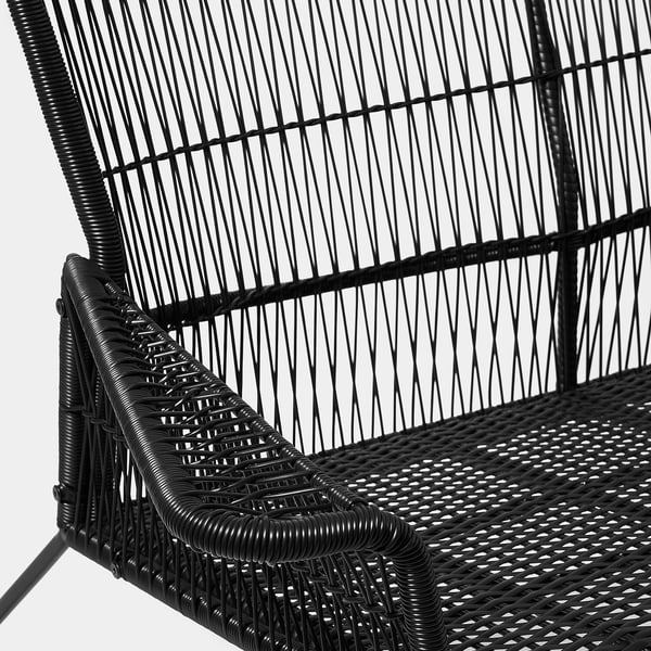 Schwarzer Outdoor-Stuhl aus Korbgeflecht, kompliziertes Webmuster, robustes Metallgestell.