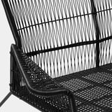 Schwarzer Outdoor-Stuhl aus Korbgeflecht, kompliziertes Webmuster, robustes Metallgestell.