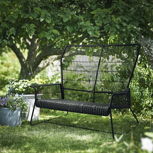 TALLSKÄR schwarzer Garten-Zweisitzer, modernes Korbdesign mit Komfort. Klein, passt unter großen Baum.