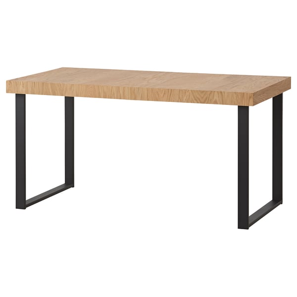 Ein TARSELE Esstisch aus Holz mit Metallbeinen. Es ist rechteckig, hellbraun und hat ein industrielles Design.