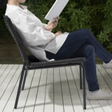 Lesen im TEGELÖN-Stuhl an Deck, legere Kleidung, Lordosenstütze.