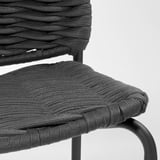 Moderner schwarzer Stuhl mit geflochtener Sitzfläche und Rückenlehne; Langlebiges, komfortables, schlankes Design.