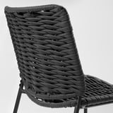 Schwarzer Outdoor-Stuhl aus Korbgeflecht mit geflochtenem Sitz und Rückenlehne, getragen von vier Metallbeinen.