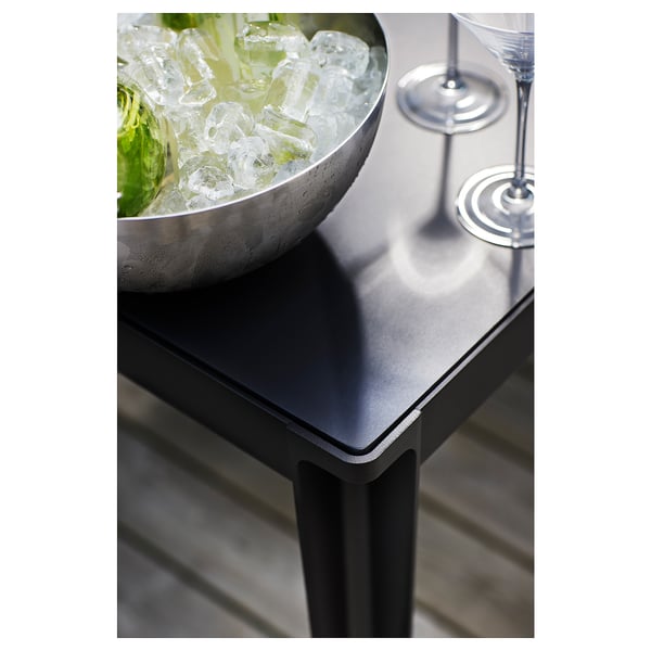 Moderner Outdoor-Tisch mit metallischer Schale aus Limetten und Gläsern.