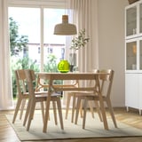 Moderner Esstisch & Stühle, grüne Pflanze, Fensteransicht, Schrank.