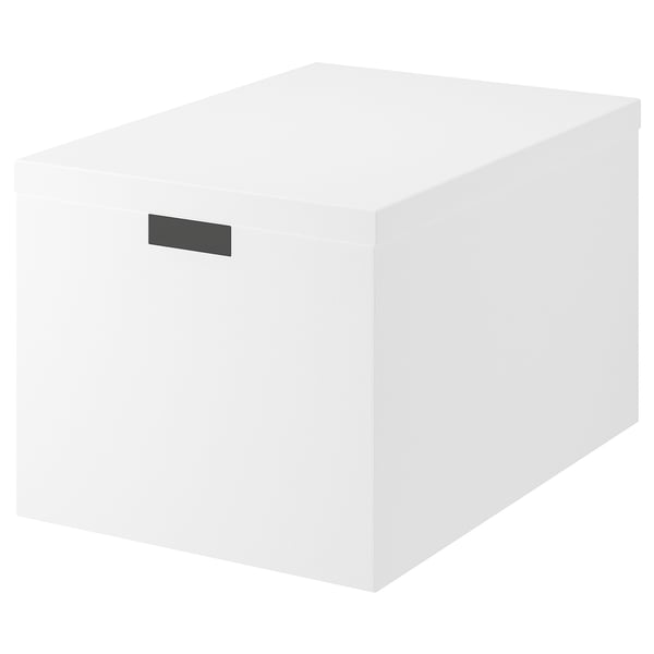 Eine weiße TJENA-Aufbewahrungsbox mit quadratischer Form und ausgeschnittenem Griff an der Oberseite. Hergestellt aus recyceltem Karton.