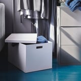 TJENA weiße Aufbewahrungsbox aus recyceltem Karton, quadratisch, robust mit ausgeschnittenen Griffen, ideal zum Organisieren größerer Gegenstände.
