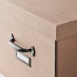 Nahaufnahme einer stilvollen Schublade mit Metallgriff und Etikettenhalter, die ihr robustes und elegantes Design zur Geltung bringt.
