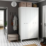 Ein moderner Schmutzraum mit dunklen Wänden, einem weißen Schrank und schwarz-weißem Fliesenboden.
