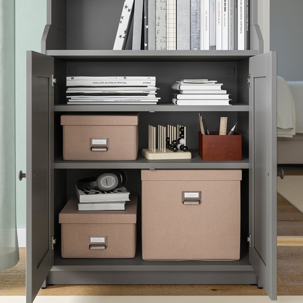 Organisierter Aufbewahrungsschrank mit TJOG-Boxen in Beige für Bücher und Schreibwaren.