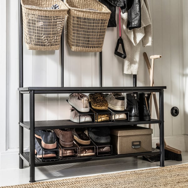 Schwarzes TJOG-Schuhregal mit 2 Regalen an der Wand.