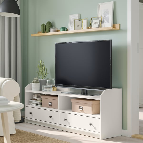 Modernes Wohnzimmer mit TV auf dem Ständer, dekoriert mit Pflanzen und Fotos.