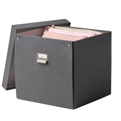 Eine TJOG-Aufbewahrungsbox, dunkelgrau, rechteckig mit einem leicht angelehnten Deckel, der rosa Gegenstände im Inneren freigibt, mit einem Etikettenhalter aus Metall.