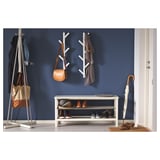 Blaue Wand mit TJUSIG-Stauraum: Garderobe, Schuhbank, Regenschirm, Fußmatte.