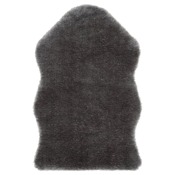 Dunkelgrauer TOFTLUND Teppich aus Schaffellimitat, rechteckige Form, weiche und flauschige Textur.