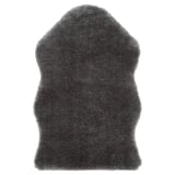 Dunkelgrauer TOFTLUND Teppich aus Schaffellimitat, rechteckige Form, weiche und flauschige Textur.