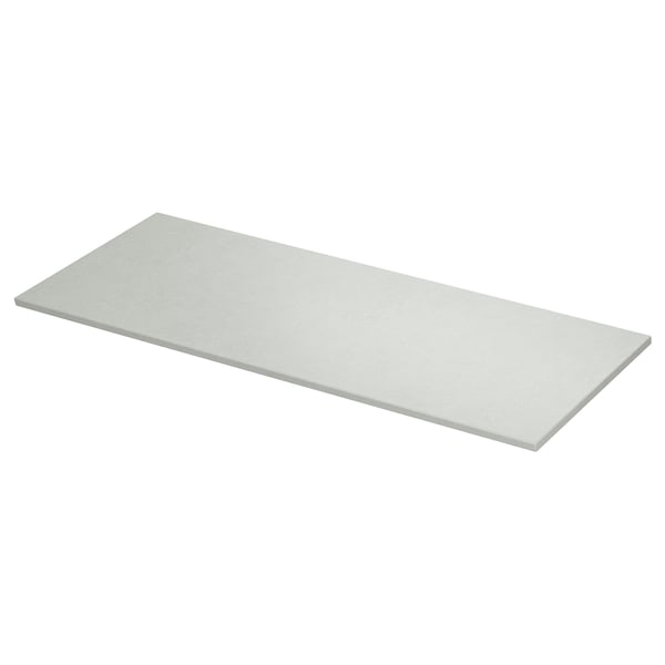 Eine hellgraue Arbeitsplatte von TOLKEN mit moderner Steinoptik und quadratischen Kanten. Hergestellt aus Melamin und Faserplatten, ist es ideal für moderne Badezimmer.
