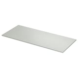 Eine hellgraue Arbeitsplatte von TOLKEN mit moderner Steinoptik und quadratischen Kanten. Hergestellt aus Melamin und Faserplatten, ist es ideal für moderne Badezimmer.