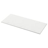 Eine TOLKEN-Arbeitsplatte in weißer Marmoroptik, hergestellt aus Faserplatten mit Melaminfolie, rechteckig und schlankem Design.