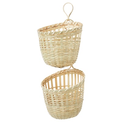 Zwei geflochtene Bambus-Hängekörbe mit Holzschlaufe, beige, strukturiert.