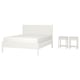 Option: Eine TONSTAD Schlafzimmergarnitur in Weiß, bestehend aus einem Bett und zwei Nachttischen mit klassischem Design und eleganter Verarbeitung.