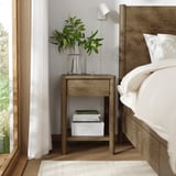 TONSTAD Nachttisch aus Holz, helle Farbe, rechteckig mit offenem Regal. Bewahrt Bücher und Kisten auf, passt neben das passende Bett. Vase mit Grün obendrauf.
