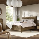 Modernes Schlafzimmer mit TONSTAD-Bett, weißer Bettwäsche, Pendelleuchten, großem Fenster.