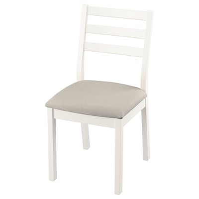 Ein weißer Holzstuhl von TONSTAD mit gepolsterter Sitzfläche. Es hat ein klares, elegantes Design mit Leiterrückenlehne und einen Sitzbezug aus strukturiertem Stoff.