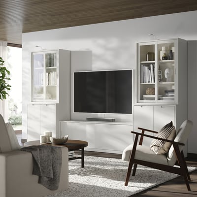 Modernes Wohnzimmer mit cremefarbener TONSTAD-TV-Bank und Schränken.