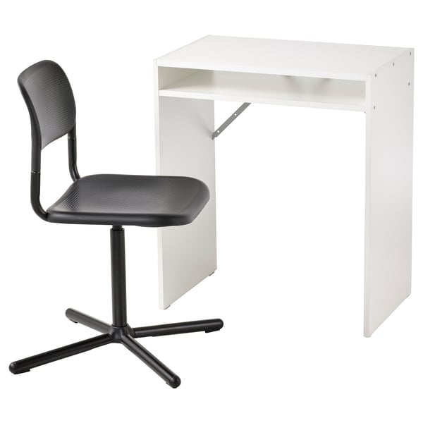 Ein weißer Schreibtisch mit einem schwarzen Drehstuhl. Der Schreibtisch ist rechteckig und der Stuhl hat eine Rückenlehne und einen Sitz aus Netz.
