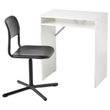 Ein weißer Schreibtisch mit einem schwarzen Drehstuhl. Der Schreibtisch ist rechteckig und der Stuhl hat eine Rückenlehne und einen Sitz aus Netz.