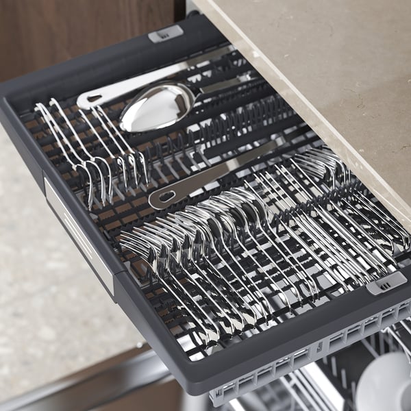 Offene Spülmaschine mit glänzendem Besteck im Besteckschubladen; Intensive Wasch- und Extra-Dry-Funktionen.