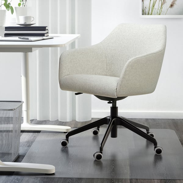 Grauer TOSSBERG-Stuhl mit schwarzen Rollen, schlank und ergonomisch, perfekt für kleine Räume.