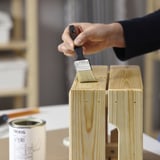 TRIXIG Öl mit dem Pinsel auf das Holz auftragen. Schützt und glänzt.